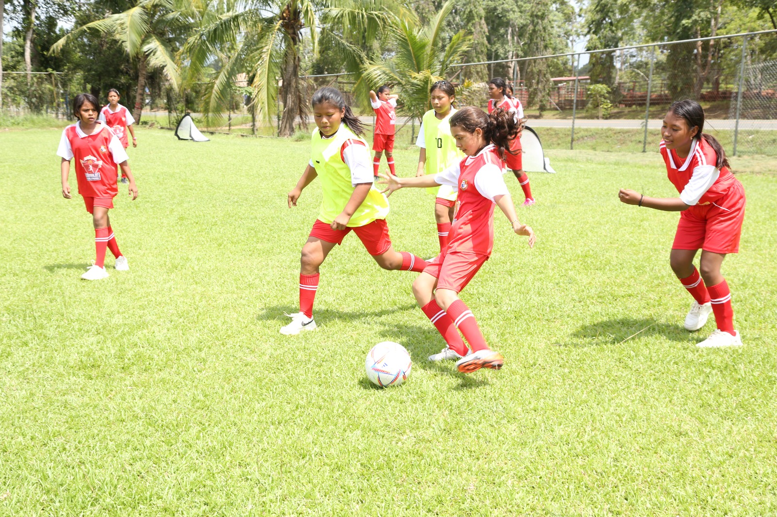 Arcos Dorados y Fepafut cierran con éxito gira de fútbol para niñas a nivel nacional