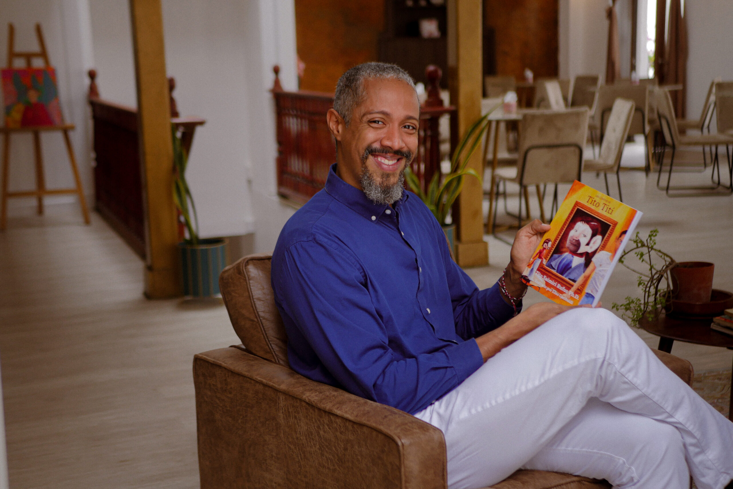 Lino Garibaldi presenta su primer libro: Los cuentos de Tito Tití.