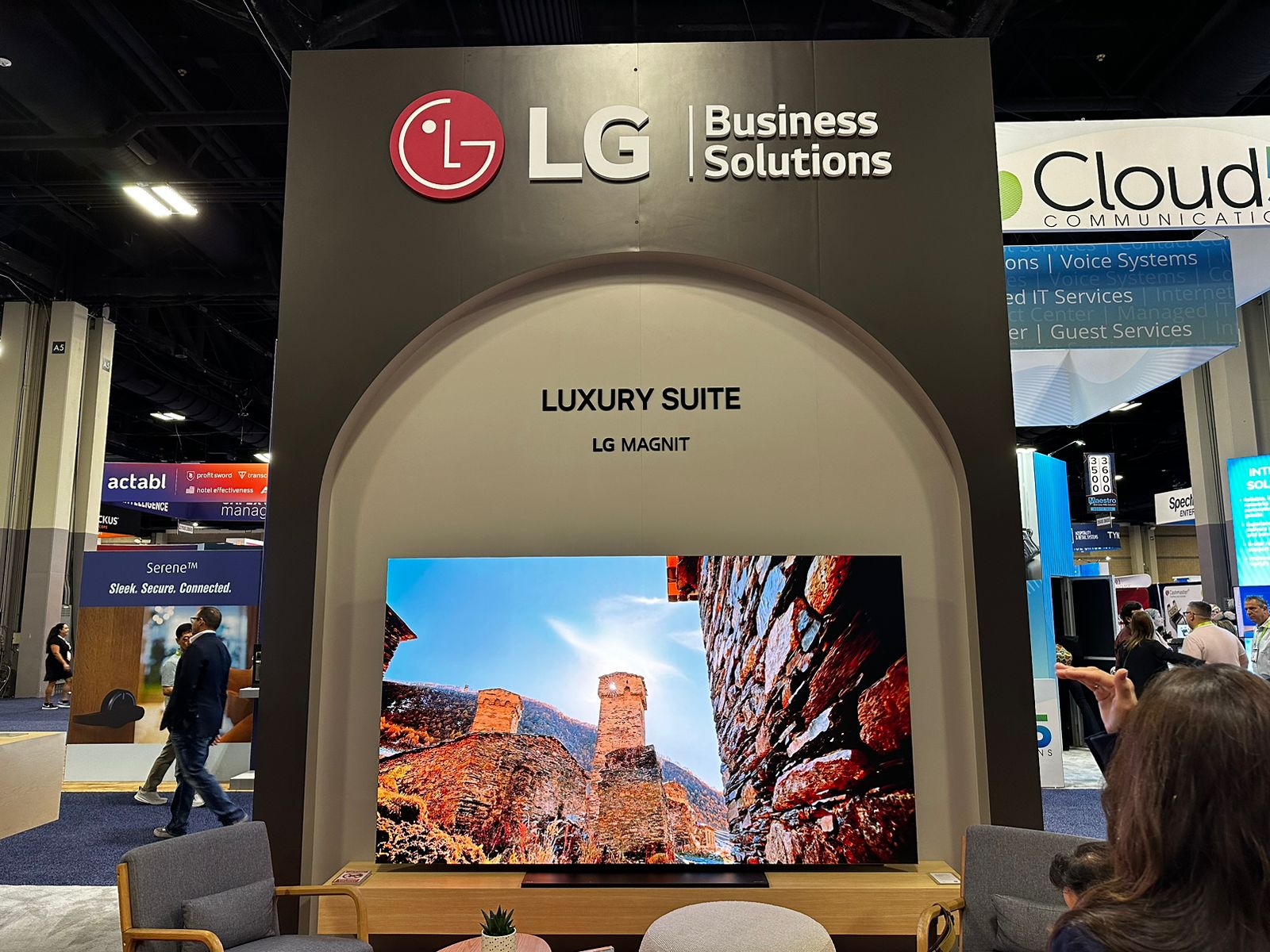 TV LG HOTEL CON GOOGLE CAST Y AIRPLAY, ROBOTS CLOi, PANTALLAS DVLED Y CARGADORES EV PRESENTADOS EN HITEC 2024