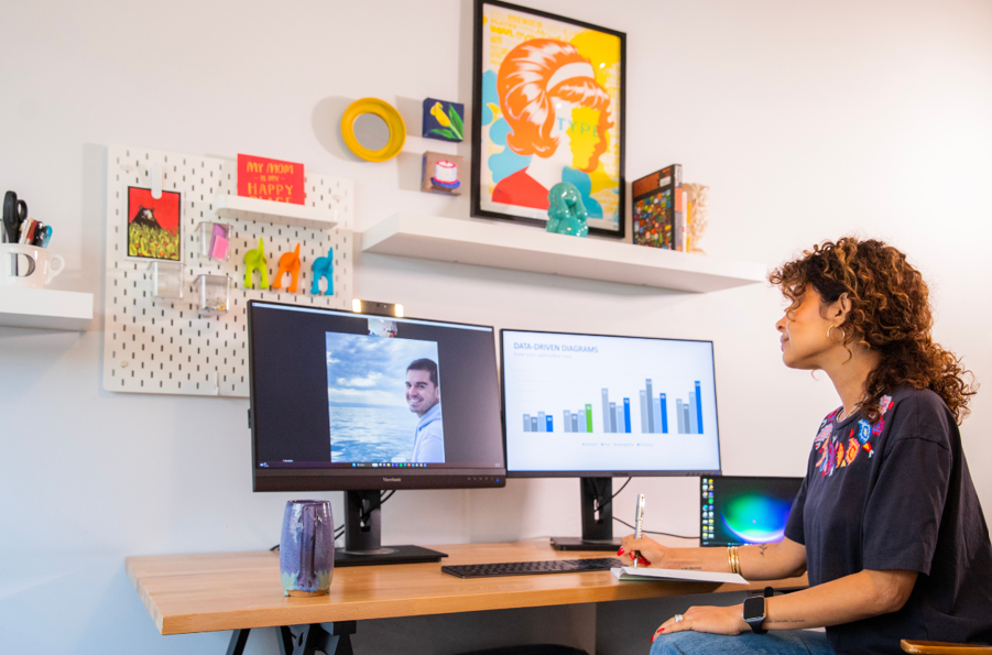 Desbloqueando la Productividad: Monitores con Docking para una Integración Fluida de la Estación de Trabajo