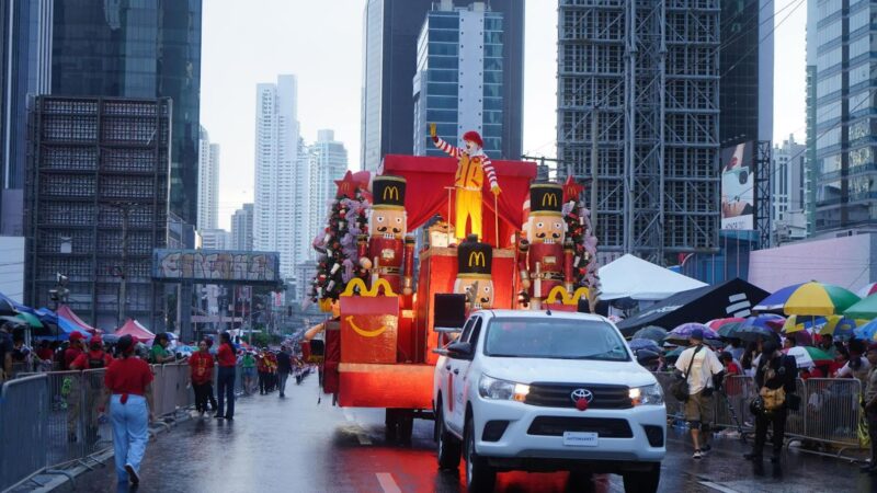 McDonald’s ilumina el espíritu navideño en el Desfile ‘Ciudad de las Estrellas’