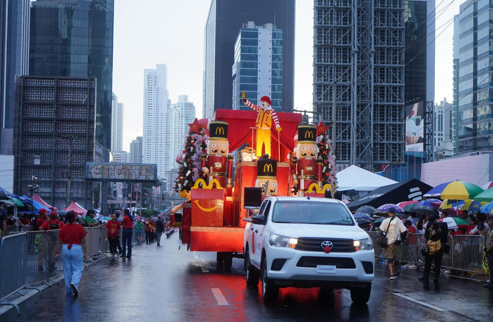 McDonald’s ilumina el espíritu navideño en el Desfile ‘Ciudad de las Estrellas’