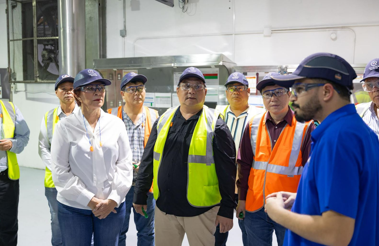 Cervecería Nacional refuerza lazos con líderes de la comunidad china en recorrido por su planta en Pasadena