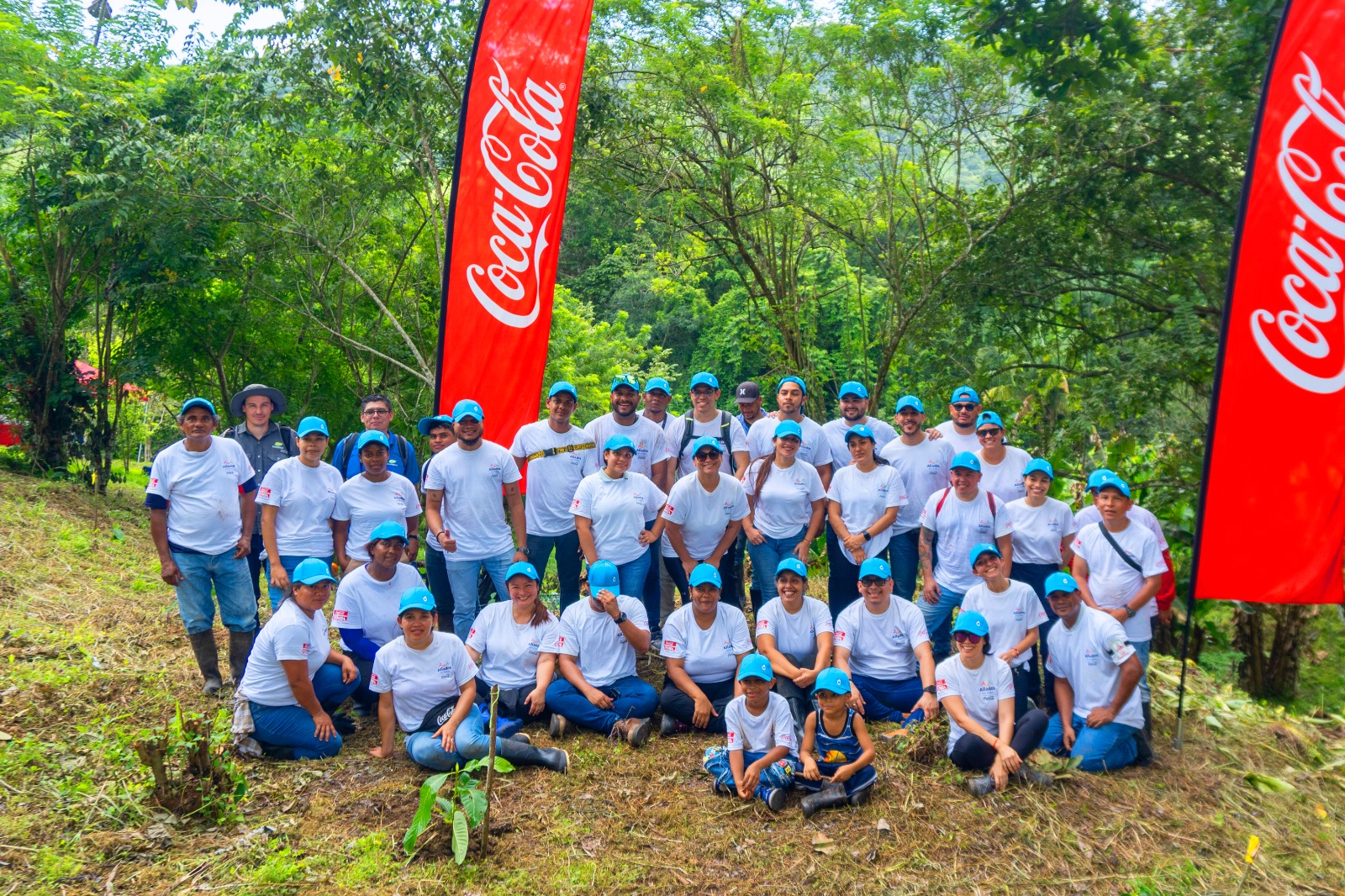 Voluntarios del Sistema Coca-Cola siembran 300 árboles para regeneración de bosques y protección de fuentes de agua