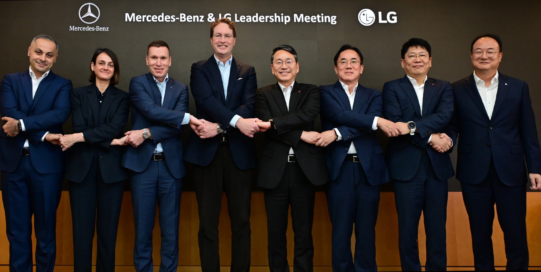 LG Y MERCEDES-BENZ ANALIZAN LA EXPANSIÓN DE SU COLABORACIÓN “ONE LG SOLUTION”