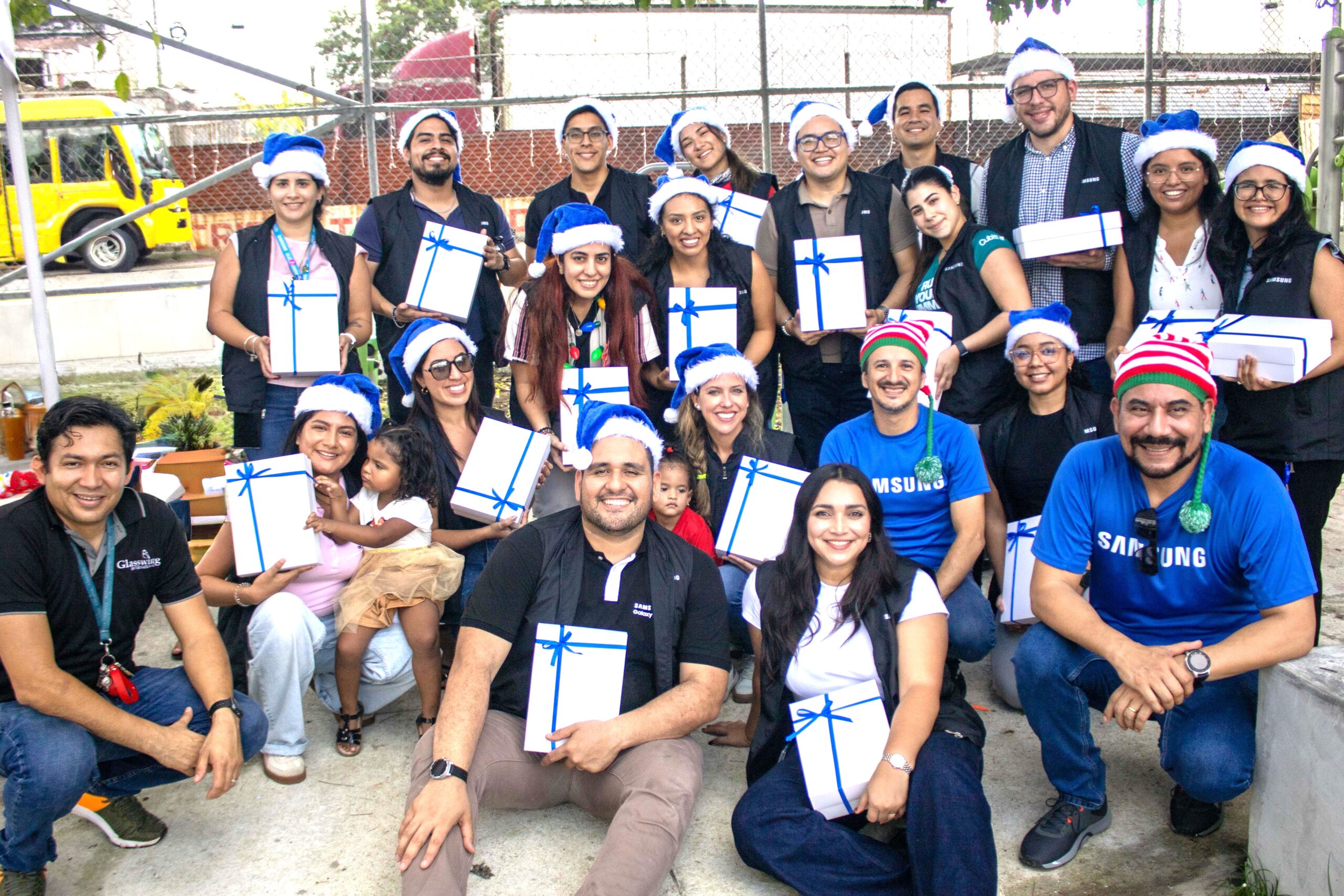 Samsung y Glasswing International iluminan la Navidad en el CAIPI Cristo Rey 