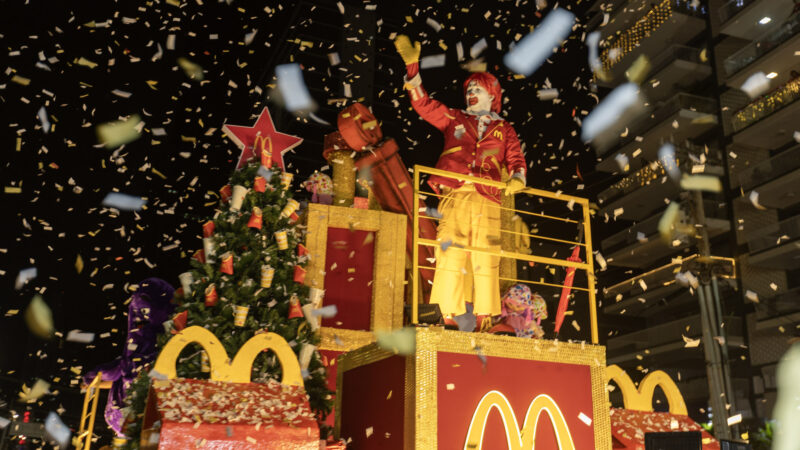 McDonald’s llenó de color y nostalgia el Desfile de Navidad en la Ciudad de Panamá