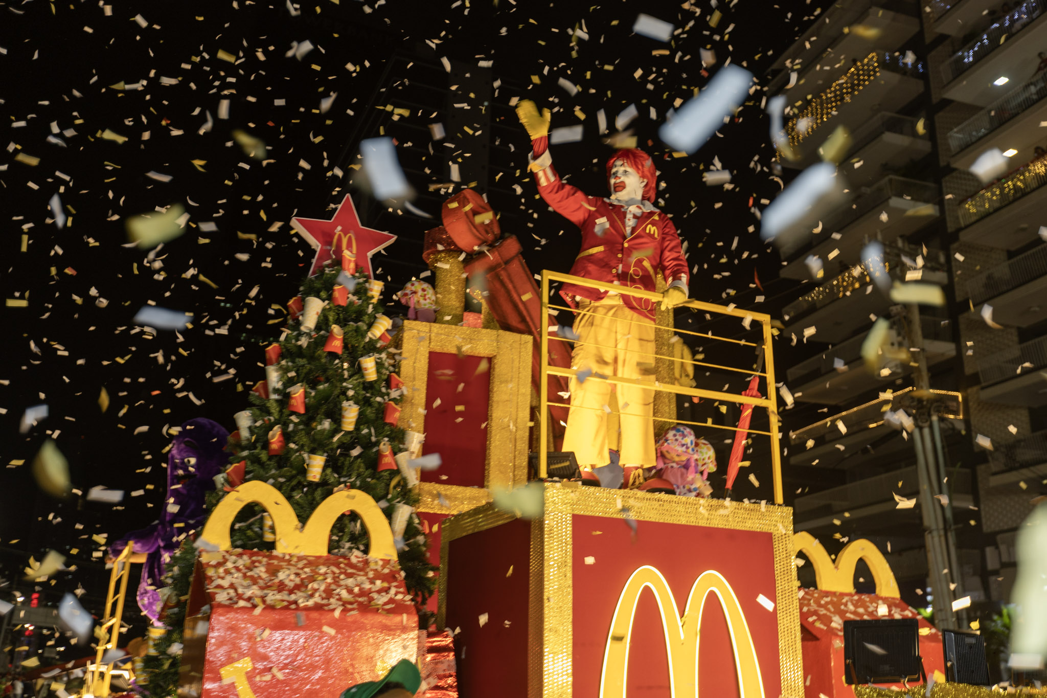 McDonald’s llenó de color y nostalgia el Desfile de Navidad en la Ciudad de Panamá