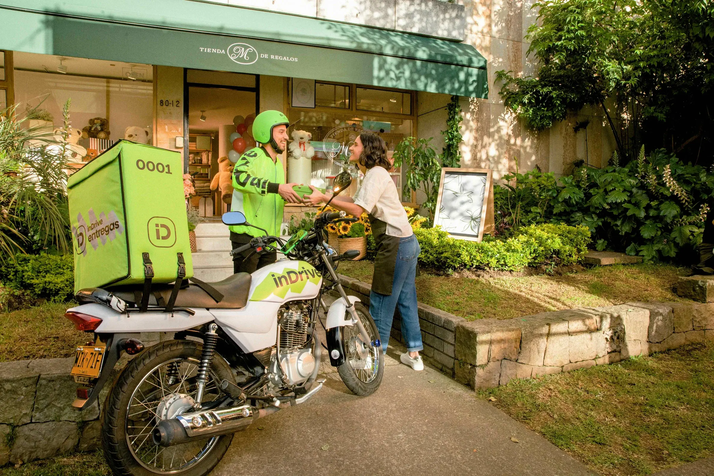 Diciembre sin caos: cómo moverte y enviar regalos sin perder horas en el tráfico